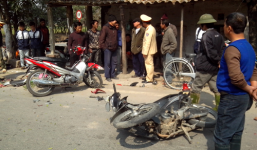 Hai xe máy chọi nhau, 5 thanh niên nghuy kịch